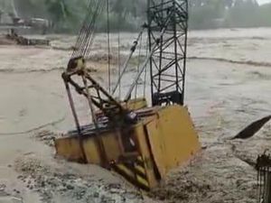 Sungai Tubo di Majene Meluap, Alat Berat Hanyut-Jembatan Terendam