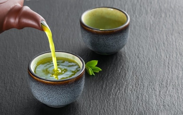 Orang Jepang mengonsumsi teh hijau untuk membantu kulit tampak awet muda