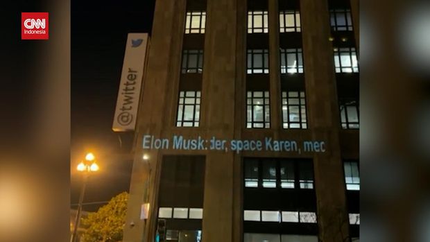 Kantor pusat Twitter di San Francisco, Amerika Serikat diproyeksikan pesan-pesan oleh seorang anonim, yang mencemooh Elon Musk pada Kamis (17/11) malam.