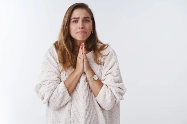 Tiba-tiba pinjam uang/ foto: Freepik/ Cookie_studio Perempuan memohon