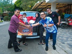 Wujudkan Impian Bibi-Vanessa, Mama Fuji Dapat Alphard dari MS GLOW