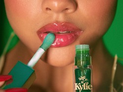 Kylie Jenner Rilis Lip Tint Hijau Rp 450 Ribu, Netizen: Mirip Lipstik Arab