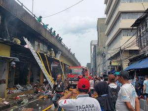Warga hingga Pemotor Ramai-ramai Tonton Kebakaran Pasar Asemka dari Flyover Warga hingga Pemotor Ramai-ramai Tonton Kebakaran Pasar Asemka dari Flyover