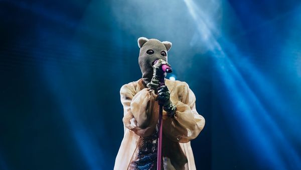 8 Gaya Manggung Widi Virratale, Terbaru Bikin Heboh Buka Baju saat Konser