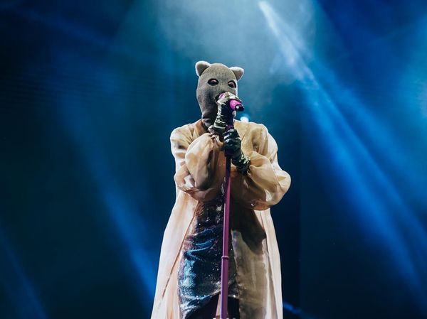 8 Gaya Manggung Widi Virratale, Terbaru Bikin Heboh Buka Baju saat Konser