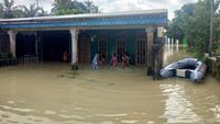 6 Potret Rumah Warga Batu Bara Terendam Banjir Akibat Tanggul Pecah