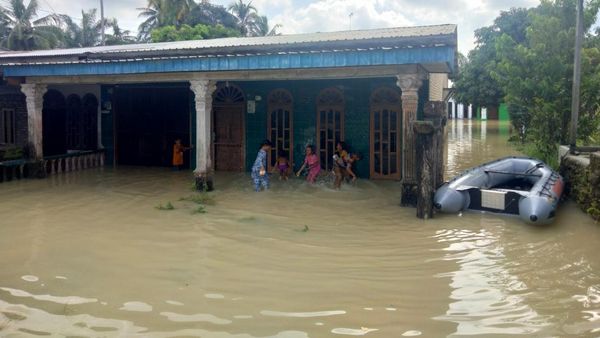 6 Potret Rumah Warga Batu Bara Terendam Banjir Akibat Tanggul Pecah