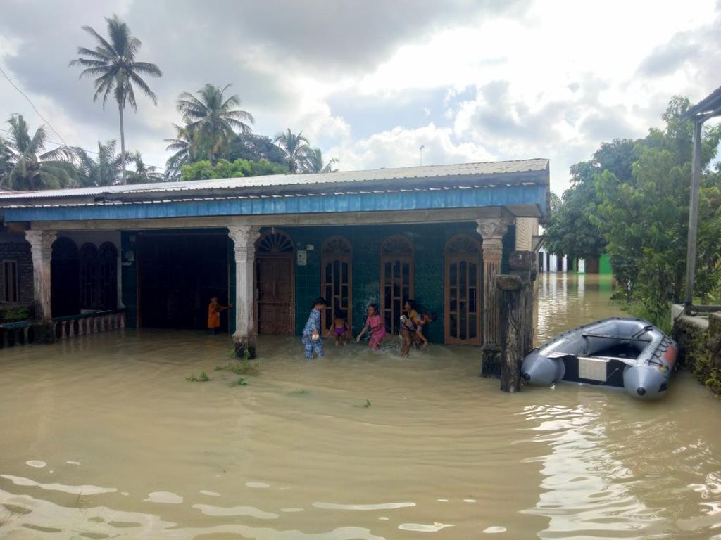 6 Potret Rumah Warga Batu Bara Terendam Banjir Akibat Tanggul Pecah