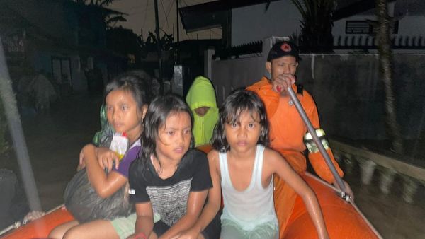 Foto Evakuasi Warga Medan yang Terdampak Banjir