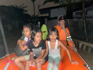 Foto Evakuasi Warga Medan yang Terdampak Banjir Foto Evakuasi Warga Medan yang Terdampak Banjir