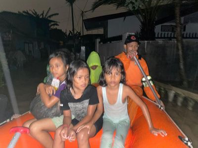 Foto Evakuasi Warga Medan yang Terdampak Banjir