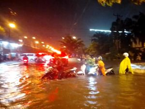 Banjir Sepaha Orang Dewasa, Puluhan Kendaraan Mogok di Selamat Ketaren Banjir Sepaha Orang Dewasa, Puluhan Kendaraan Mogok di Selamat Ketaren