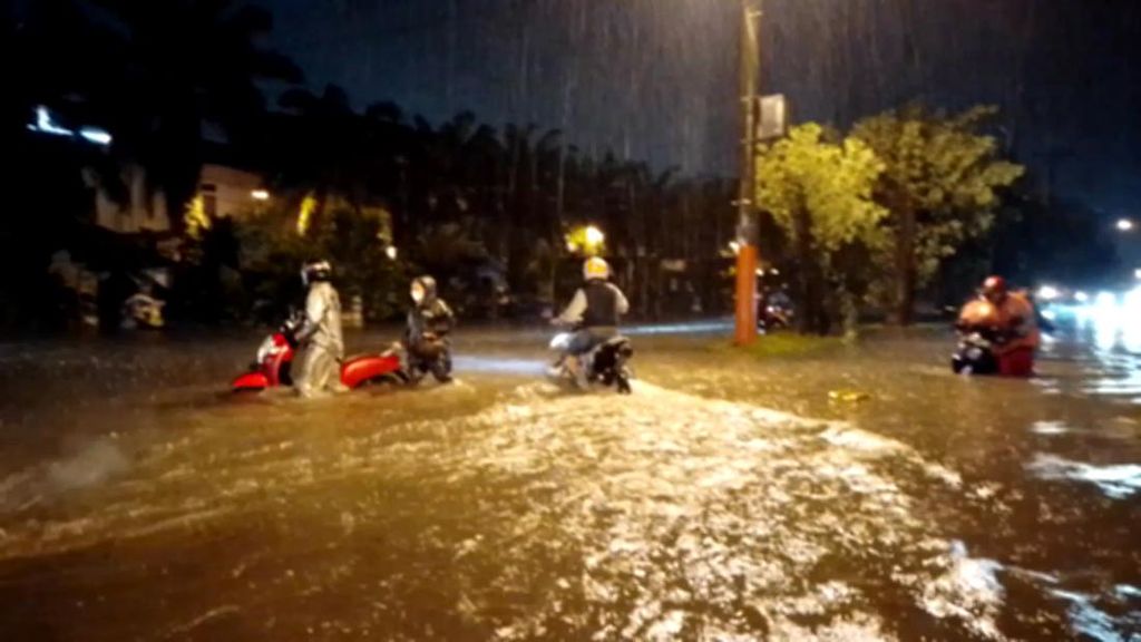 Foto Pengendara yang Melintas Terjebak Banjir di Medan