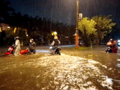 Foto Pengendara yang Melintas Terjebak Banjir di Medan