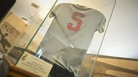 Salah satu barang bersejarah yaitu baju asli Kejuaraan Dunia 1950 yang digunakan oleh pemain bersejarah Uruguay Obdulio Varela.