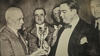 Foto momen ketika Jules Rimet menyerahkan trofi kepada Raul Jude yang merupakan presiden Asosiasi Sepakbola Uruguay saat itu, setelah memenangkan kejuaraan tahun 1930 yang ditaklukkan oleh Uruguay di Stadion Centenario .
