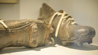 Lalu, ada Sepatu yang digunakan oleh pemain Uruguay dalam kejuaraan tahun 1928.