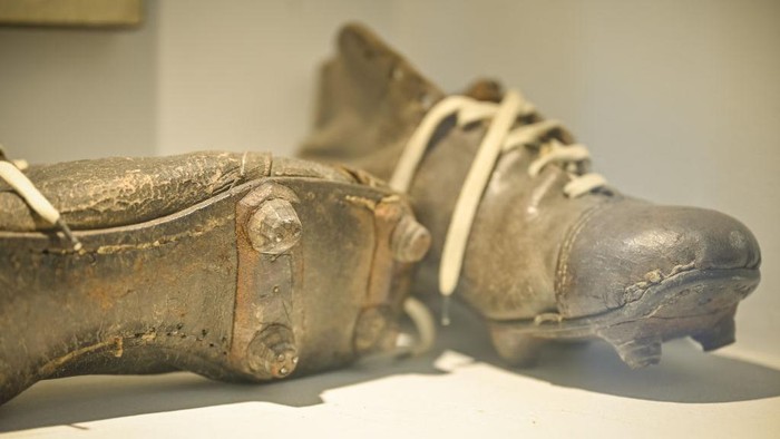 ada Sepatu yang digunakan oleh pemain Uruguay dalam kejuaraan tahun 1928.