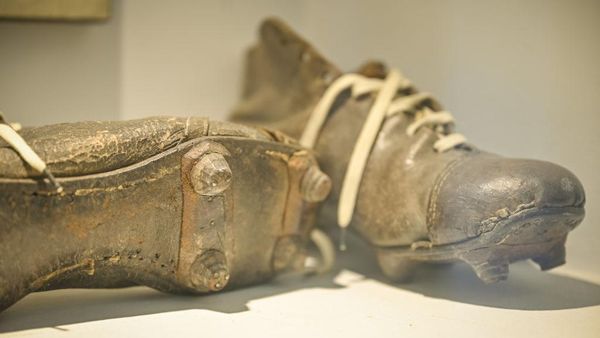 Kumpulan Barang-barang Bersejarah Piala Dunia Pertama