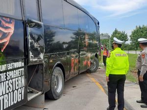 Bus Rombongan Peziarah Asal Serang Banten Alami Kecelakaan di Tol Cipali Bus Rombongan Peziarah Asal Serang Banten Alami Kecelakaan di Tol Cipali