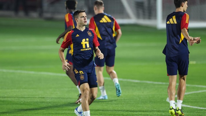 DOHA, QATAR - NOVEMBER 18: Cesar Azpilicueta of Spain attends a training session at Qatar University training site on November 18, 2022 in Doha, Qatar. (Photo by VCG/VCG via Getty Images)