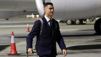 Ronaldo dan Portugal tiba dengan memakai setelan jas lengkap berwarna hitam. (Foto: AFP via Getty Images/GIUSEPPE CACACE)