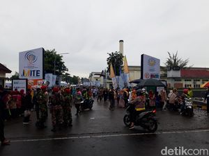 Tiba Dini Hari, Penggembira Muktamar Padati De Tjolomadu Pagi Ini Tiba Dini Hari, Penggembira Muktamar Padati De Tjolomadu Pagi Ini