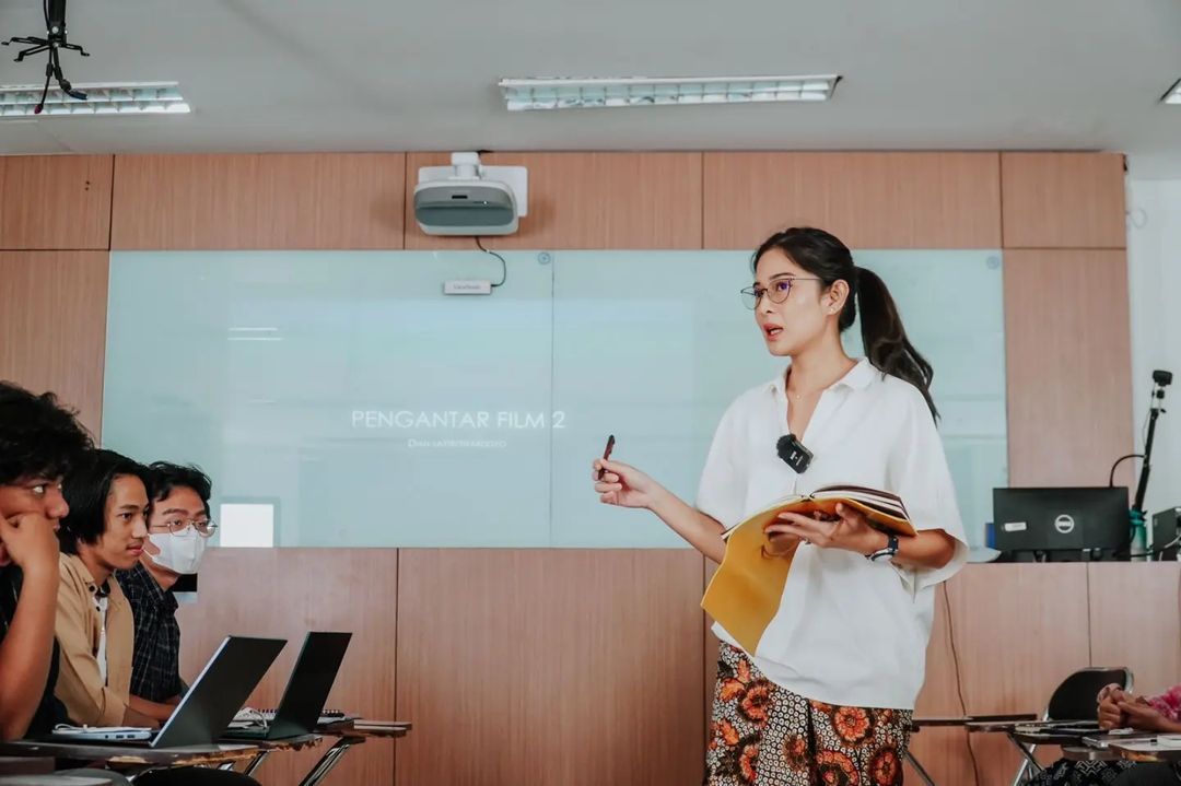 Dian Sastro Momen Dian Satro jadi dosen tamu di vokasi UI.