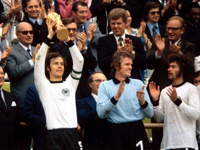 (GERMANY OUT)   BEST OF  FRANZ BECKENBAUER  ZUM  70. GEBURTSTAG
FUSSBALL      WELTMEISTERSCHAFT  FINALE
Niederlande - Bundesrepublik Deutschland
JUBEL BRD: Kapitaen Franz Beckenbauer (2.v.li.) praesentiert stolz den FIFA Weltpokal mit Torwart Sepp Maier und Paul Breitner (re.) Bundespraesident Walter Scheel (li.)    (Photo by Pressefoto Ulmer\ullstein bild via Getty Images)