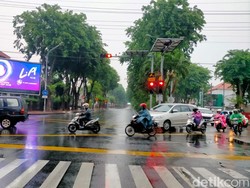 Sebagian Kota Surabaya Diguyur Hujan Pagi Ini