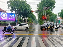 Hujan Merata Melanda Surabaya Raya Pagi Ini