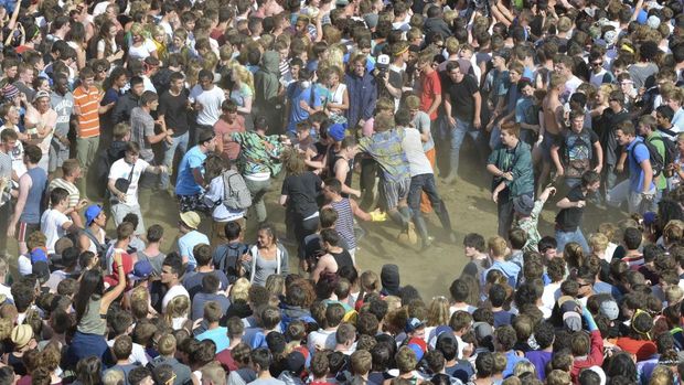 READING, ENGLAND - AUGUST 25:  A crowd of festival music fans create a mosh pit during Reading Festival 2012 at Richfield Avenue on August 25, 2012 in Reading, United Kingdom.  (Photo by Andy Sheppard/Redferns via Getty Images)