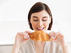 Ini Cara Benar Makan Croissant dan Tips Menghangatkan Agar Tak Lembek