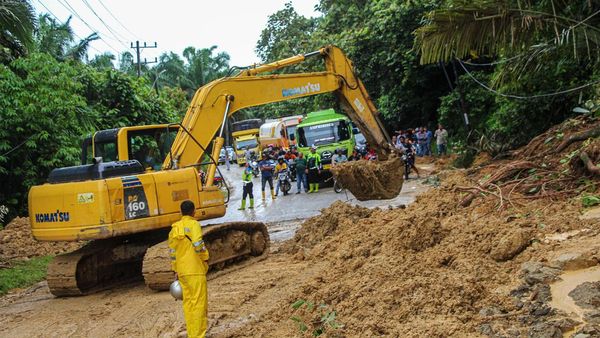 Longsor Timbun Jalan Lintas Medan-Aceh