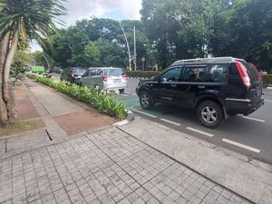 Waduh! Jalur Sepeda di Blok M Malah Jadi Lahan Parkir Mobil hingga Bajaj Waduh! Jalur Sepeda di Blok M Malah Jadi Lahan Parkir Mobil hingga Bajaj