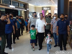 Jokowi Ajak Jan Ethes dan La Lembah Main ke Mal Solo