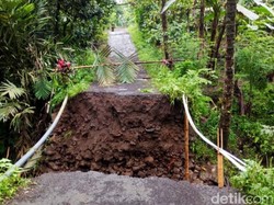 Jembatan Desa Banyuwangi Ambrol Usai Hujan Deras, Akses Jalan Warga Putus