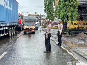 Jembatan Plaosan Lamongan yang Ambles Diperbaiki, Lalin Mulai Contra Flow Jembatan Plaosan Lamongan yang Ambles Diperbaiki, Lalin Mulai Contra Flow