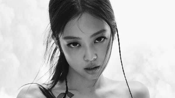 7 Gaya Seksi Jennie BLACKPINK dalam Pemotretan Elle, Pakai Swimsuit Chanel