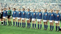 Jerman Timur pernah sekali tampil di Piala Dunia, tepatnya edisi 1974. Mereka bertemu Jerman Barat di fase grup dan menang 1-0, namun kita semua tahu siapa akhirnya yang menjadi juara. Foto: picture alliance via Getty Image/picture alliance
