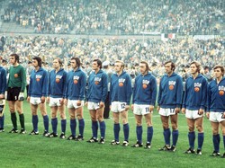 Jerman Timur pernah sekali tampil di Piala Dunia, tepatnya edisi 1974. Mereka bertemu Jerman Barat di fase grup dan menang 1-0, namun kita semua tahu siapa akhirnya yang menjadi juara. Foto: picture alliance via Getty Image/picture alliance