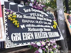 Karangan Bunga Duka Cita untuk Mendiang Rudy Salam, Ada dari Gempi