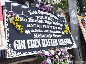 Karangan Bunga Duka Cita untuk Mendiang Rudy Salam, Ada dari Gempi Karangan Bunga Duka Cita untuk Mendiang Rudy Salam, Ada dari Gempi
