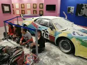 Duh... 4 Aktivis di Milan Rusak Mobil BMW 1979 yang Dicat Andy Warhol Duh... 4 Aktivis di Milan Rusak Mobil BMW 1979 yang Dicat Andy Warhol