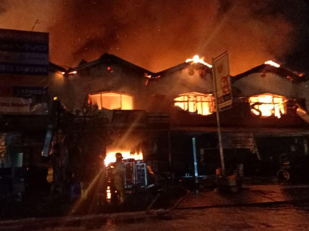 Kebakaran 6 Ruko di Jayapura Papua, 5 Mobil Damkar Dikerahkan
