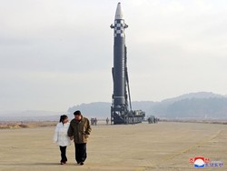 Korut Rilis Prangko Terbaru Bergambar Kim Jong Un dan Putrinya