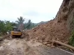 Lalin Jalan Trans Sulawesi di Majene Masih Lumpuh Total gegara Longsor