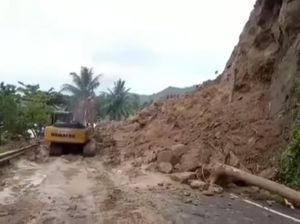 Lalin Jalan Trans Sulawesi di Majene Masih Lumpuh Total gegara Longsor Lalin Jalan Trans Sulawesi di Majene Masih Lumpuh Total gegara Longsor
