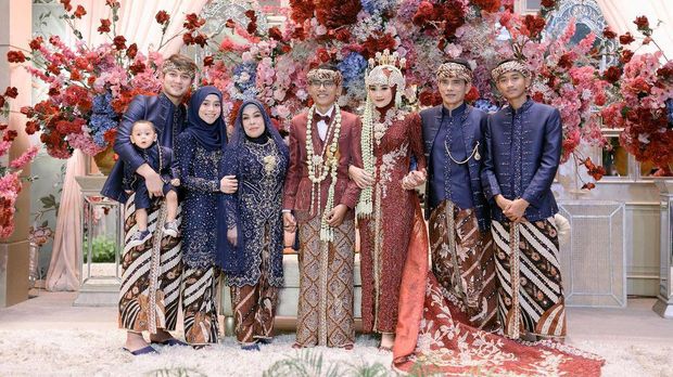 Lesti Kejora dan Rizky Billar dipernikahan Beni Mulyana.