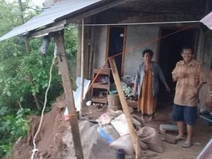 Nyaris! Rumah Warga Wonogiri Menggantung gegara Tebing Longsor Nyaris! Rumah Warga Wonogiri Menggantung gegara Tebing Longsor